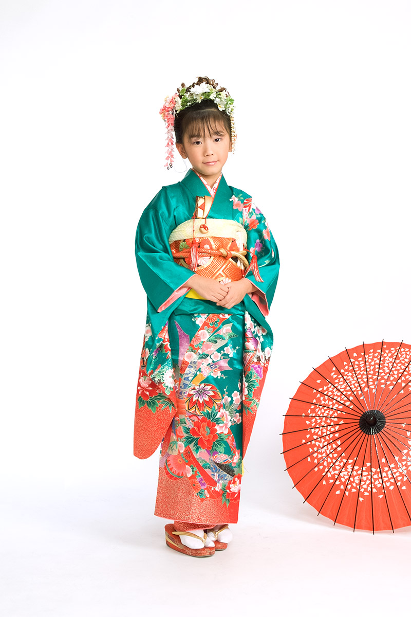 七五三の女の子の立ち姿