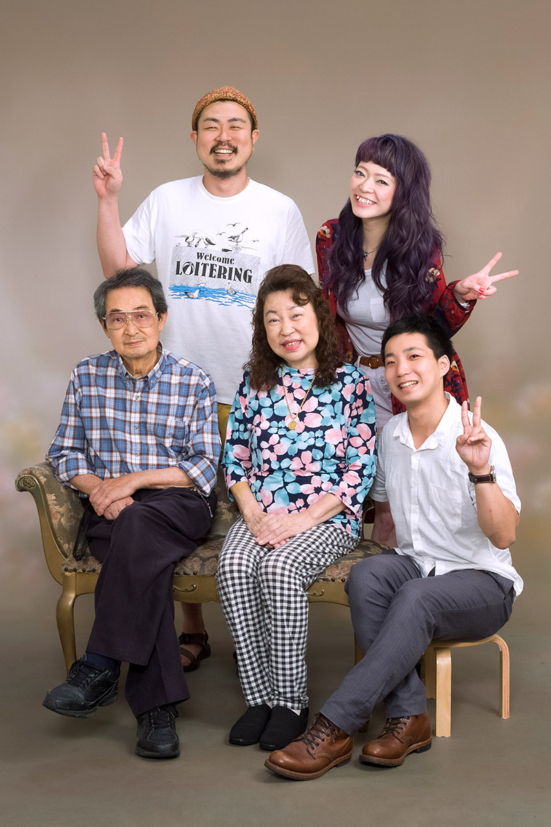 親子と友人の家族写真