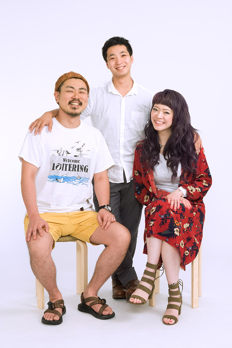 夫婦と友人の家族写真