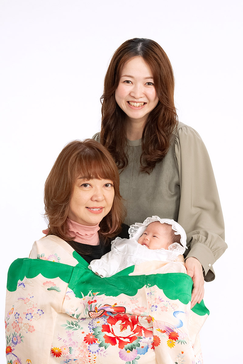 お宮参りの赤ちゃんと母と祖母の写真